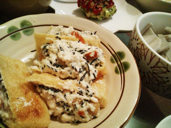 豆ひじきの塩麹豆腐あえin油揚げ